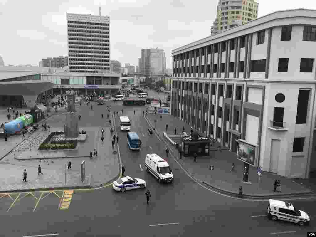 28 May metrosunun qarşısındakı meydana polis nəzarət edir