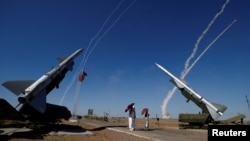 Orang-orang menyaksikan sistem misil pertahanan udara S-300 menembakkan misil dalam sebuah kompetisi di International Army Games 2017, di lapangan tembak Ashuluk, di luar Astrakhan, 5 Agustus 2017. 