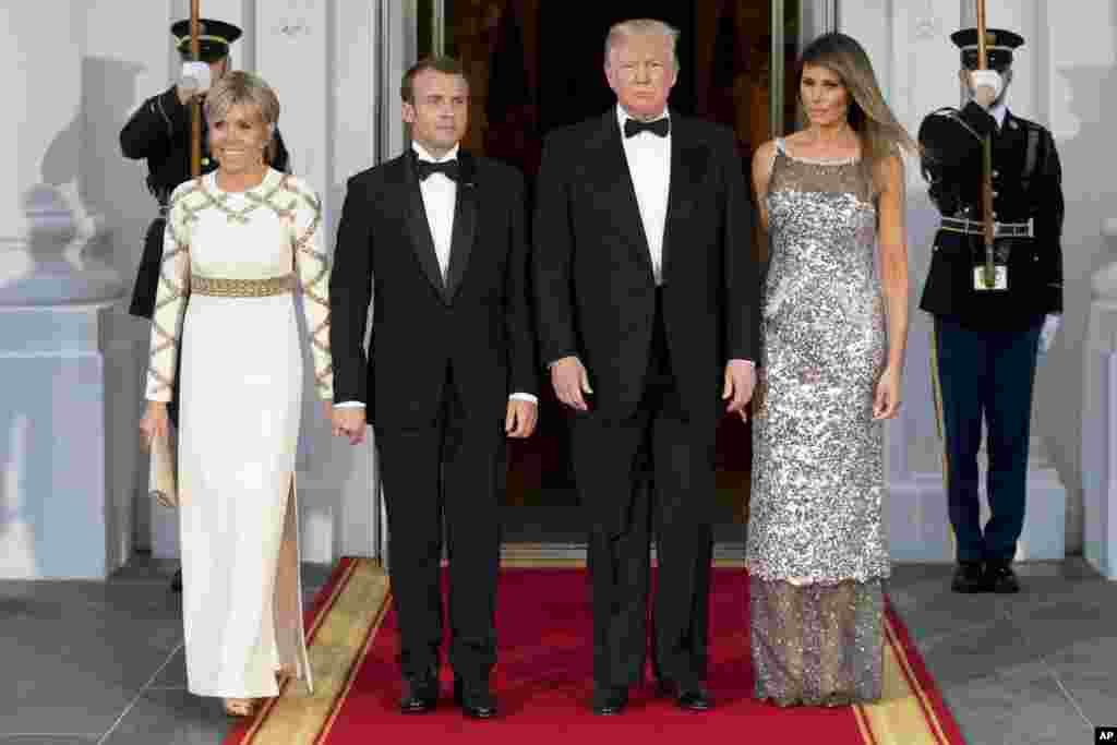 Le président Donald Trump, la première Dame Melania Trump, le président français Emmanuel Macron et son épouse Brigitte Macron à l&#39;occasion du dîner d&#39;État à la Maison Blanche, à Washington, le 24 avril 2018.