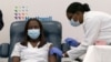 Sandra Lindsay (kiri), seorang perawat di Long Island Jewish Medical Center, sedang menerima vaksinasi vaksin Covid-19 dari Pfizer-BioNTech, di Queens, New York, 14 Desember 2020. 