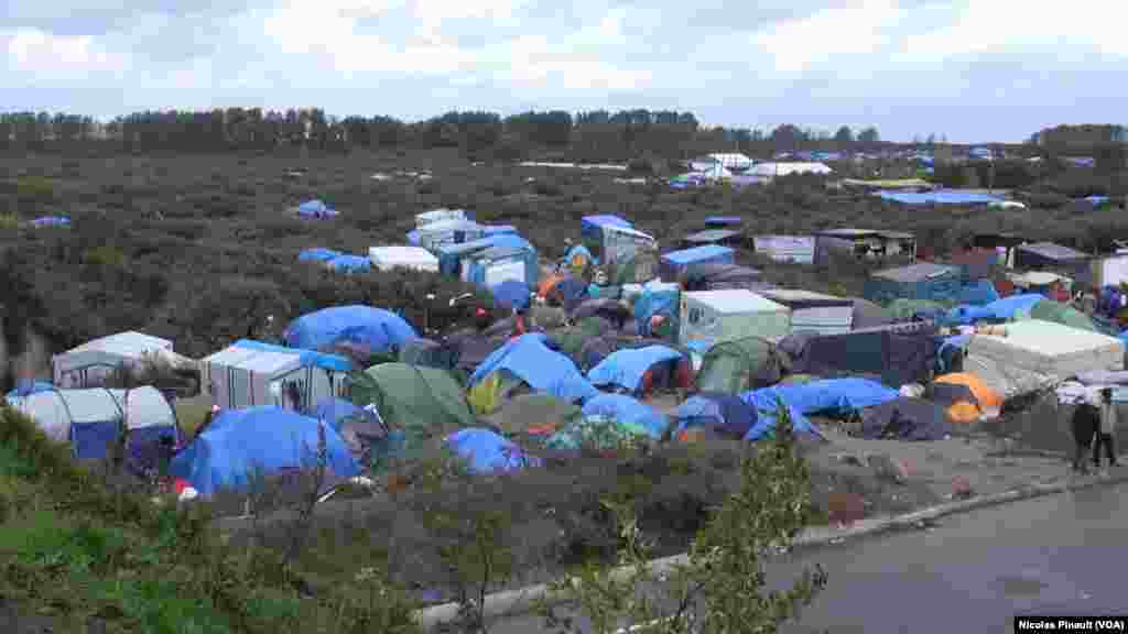La &quot;jungle&quot; est le nom du camp situé aux abords de Calais dans le nord de la France, 14 octobre 2015 (Nicolas Pinault/VOA). &nbsp;