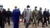 Rais wa zamani wa Nigeria Goodluck Jonathan (katikati) akiwa katika uwanja wa ndege wa kimataifa wa Bamako alipowasili Agosti 22, 2020, ikiwa ni sehemu ya juhudi za kimataifa kutafuta suluhu juu ya mgogoro wa Mali baada ya mapinduzi ya kijeshi. 