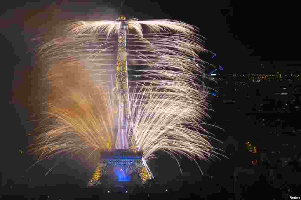Kembang api dinyalakan di dekat Menara Eiifel untuk memperingati Hari Bastille di Paris.