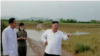 북한 관영 ‘조선중앙통신’은 김정은 국무위원장이 황해북도 은파군 대청리 일대 홍수 피해 상황을 현지에서 파악했다며 7일 사진을 공개했다.