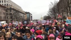 La marche des femmes à Washington DC, le 21 janvier 2017, contre les politiques de la nouvelle administration. Photo/VOA