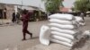 Orang-orang berjalan di jalan di kota Damasak, timur laut Nigeria, 25 April 2017. Tiga fasilitas milik mitra bantuan internasional menjadi sasaran di kota itu, Minggu. (Foto: AFP)