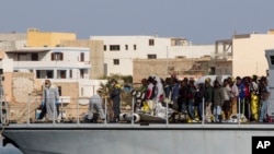 Des migrants sauvés en Méditerranée (AP Photo/Mauro Buccarello) 