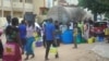 Les habitants d’un quartier s’approvisionnent en eau potable à partir d’un camion-citerne, Dakar, Sénégal, 4 juillet 2017.