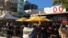 People mingle at a SXSW networking event in Austin, Texas. (A. Pimienta / VOA) 