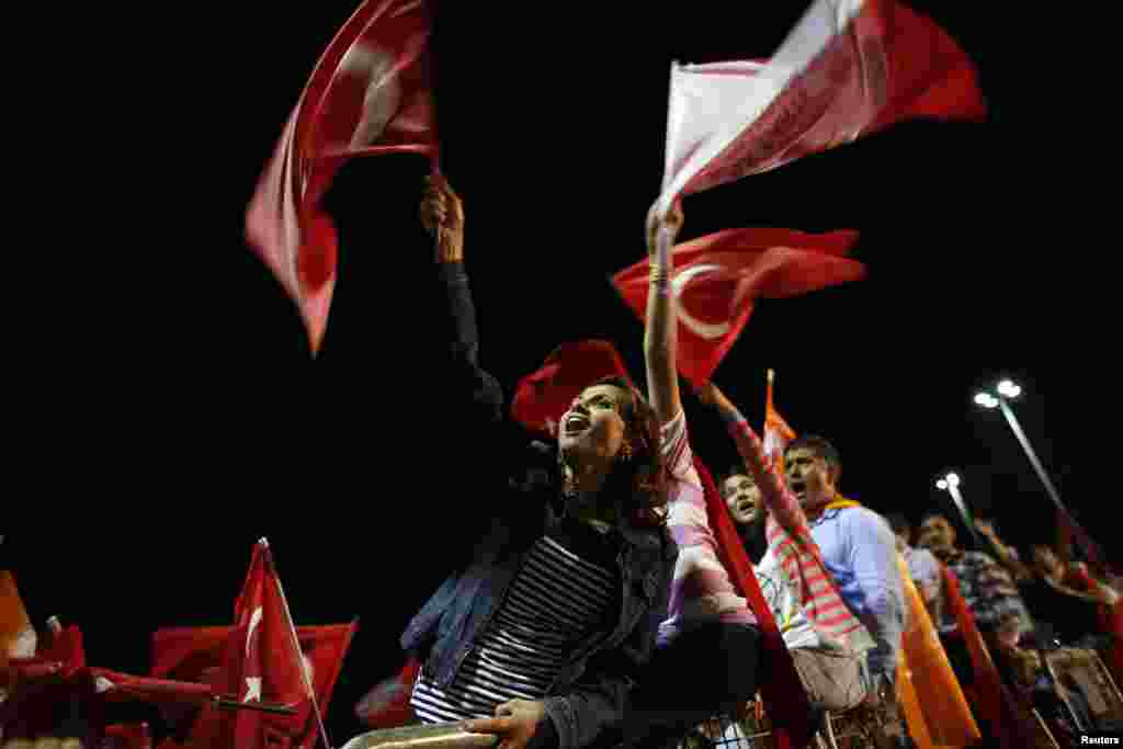 Supporters of Turkish Prime Minister Recep Tayyip Erdogan cheer upon his arrival at Istanbul's Ataturk airport, June 7, 2013.