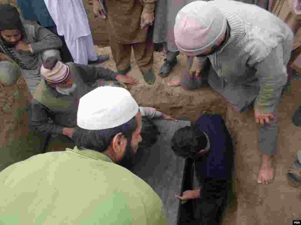 Pakistani villagers carry one of the victims of a Taliban attack on a school on Tuesday, during a funeral procession, Peshawar, Pakistan, Dec. 17, 2014. (VOA)