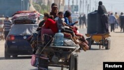 Palestinci putuju u kolicima koja vuku životinje dok bježe iz Rafe nakon što su izraelske snage pokrenule kopnenu i zračnu operaciju u istočnom dijelu grada u južnom pojasu Gaze 9. maja 2024. godine.