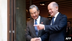Njemački kancelar Olaf Scholz i kineski ministar vanjskih poslova Wang Yi rukuju se tokom bilateralnog sastanka tokom 61. Minhenske sigurnosne konferencije (MSC) u Minhenu, 15. februara 2025.