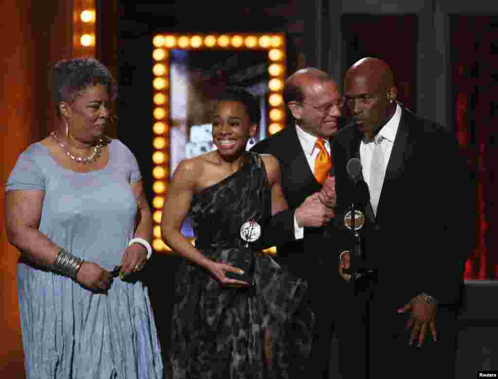 The cast and crew of &quot;A Raisin in the Sun&quot; accept the award for Best Revival of a Play during the American Theatre Wing&#39;s 68th annual Tony Awards at Radio City Music Hall in New York, June 8, 2014.
