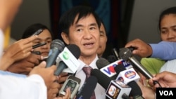 NEC’s spokesperson Hang Puthea speaks with the press after a meeting with senior CNRP lawmakers, at the National Election Committee (NEC), Friday, November 25, 2016, Phnom Penh, Cambodia. (Leng Len/VOA Khmer)