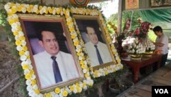 រូប​ឯកសារ៖ រូបថតលោក កែម ឡី​ អ្នកវិភាគ​សង្គម​ ដែល​រងការ​បាញ់សម្លាប់​ ដាក់បង្ហាញ​នៅឯ​គេហដ្ឋាន​ ក្នុង​ខេត្ត​តាកែវ​ នៅថ្ងៃទី២​ ខែ​កក្កដា​ ឆ្នាំ​២០១៧។ (ហ៊ុល រស្មី/ VOA)