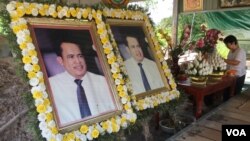 រូបថត​​លោក កែម ឡី​ អ្នកវិភាគ​សង្គម​ ដែល​រងការ​បាញ់សម្លាប់​ ដាក់បង្ហាញ​នៅឯ​គេហដ្ឋាន​ ក្នុង​ខេត្ត​តាកែវ​ នៅថ្ងៃទី២​ ខែ​កក្កដា​ ឆ្នាំ​២០១៧។ (ហ៊ុល រស្មី/ VOA)