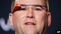 FILE - Stanford offensive coordinator Mike Bloomgren, wearing Google Glass, answers questions from the media during a news conference, in Los Angeles. 