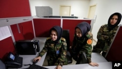 Letnan Dua Roshan Gul, dari kiri, Letnan Satu Nelofar Frotan dan Letnan Dua Morsal Afshar bekerja di kantor sumber daya manusia di Kementerian Pertahanan di Kabul, Afghanistan, 31 Oktober 2016.