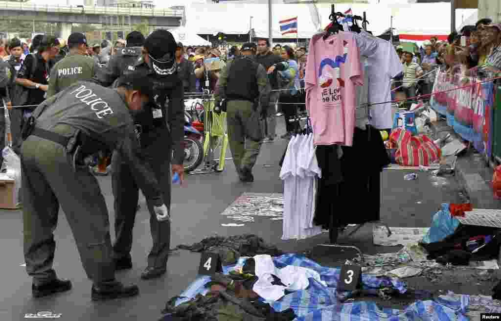 Polisi menyelidiki TKP tempat ledakan dekat kamp demonstran anti pemerintah di Victory Monument di Bangkok, 19 Januari 2014.