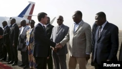 Le Premier ministre français Manuel Valls à sa descente d'avion à Ouagadougou, le 20 février 2016. (REUTERS/Nabila El Hadad)