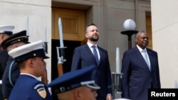 Міністр оборони США Ллойд Остін і міністр оборони Польщі Владислав Косіняк-Камиш перед зустріччю в Пентагоні, Вашингтон, США, 29 серпня 2024 р. REUTERS/Daniel Becerril
