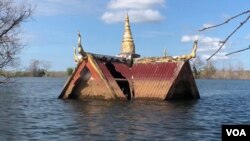 រូបឯកសារ៖ ដំបូល​វត្តអារាមមួយ​ដែល​ត្រូវបាន​លិចលង់ ក្នុងខេត្តស្ទឹងត្រែង ថ្ងៃទី២៨ ខែវិច្ឆិកា ឆ្នាំ២០១៨។(ស៊ុន ណារិន/VOA)
