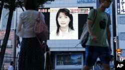 Potret wartawati Jepang Mika Yamamoto tampak di sebuah layar lebar di kota Tokyo setelah berita kematiannya di Suriah (21/8). 