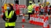 Para petugas medis di fasilitas tes Covid-19 di stadion Twickenham Rugby, di London, 29 April 2020. (Foto: AP)
