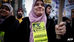 Warga Muslim AS membawa poster dalam aksi protes menentang Donald Trump di New York, 20 Desember 2015 (Foto: dok). 