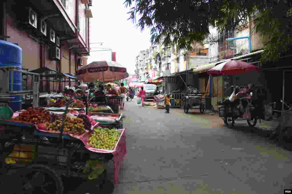 &nbsp;រូបឯកសារ៖ រទេះ​ផ្លែ​ឈើ​ចត​នៅ​ក្បែរ​អគារ​ប៊ូលឌិញ​នា​ពេល​ល្ងាច។ អ្នក​លក់​ផ្លែ​ឈើ​ទាំង​នេះ​គឺ​ជា​អ្នក​រស់​នៅ​ក្នុង​អគារ​ប៊ូលឌិញ កាល​ពី​ថ្ងៃ​សុក្រ​ទី​៥ ខែ​កញ្ញា ឆ្នាំ​២០១៤។ (នូវ ពៅលក្ខិណា/VOA)