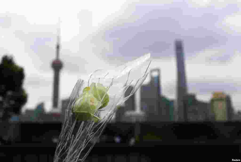A bouquet of flowers was placed at the site of a memorial ceremony for people who were killed in a stampede incident during a New Year's celebration at the Bund, Shanghai, China, Jan. 6, 2015.