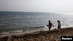 Des enfants jouant sur une plage à Hammamet en Tunisie.