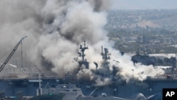 Asap membubung dari kapal AL AS, USS Bonhomme Richard, di Pangkalan AL San Diego, California, 12 Juli 2020.