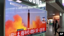 Sebuah televisi di stasiun kereta api di Seoul, Korea Selatan menayangkan peluncuran misil Korea Utara, 16 Oktober 2016 (AP Photo/Ahn Young-joon).