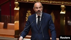 Французький прем’єр-міністр виступає у парламенті на обговоренні плану виходу країни з карантину. 28 квітня 2020 р.