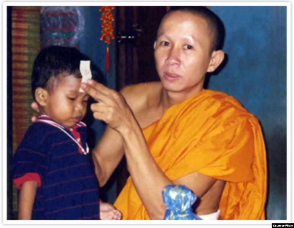 Jordan Pisey Windle ដែល​ជា​កីឡា​ករ​លោត​ទឹក​ថ្នាក់​ជាតិ​វ័យ​ក្មេង​ដ៏​ឆ្នើម​ម្នាក់​របស់​សហរដ្ឋ​អាមេរិក ថតរូប​ជាមួយ​ឪពុក​ទាំង​ពីរនាក់​របស់​គេ គឺលោក Jerry Windle និង​លោក Andres Rodriguez ក្រោយ​ពី​ការ​ប្រកួត។ (រូបថត​ផ្តល់​ឲ្យ)