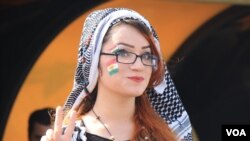Une manifestante pro-indépendance, Erbil, Kurdistan irakien, le 25 septembre 2017. (H. Murdock/VOA)