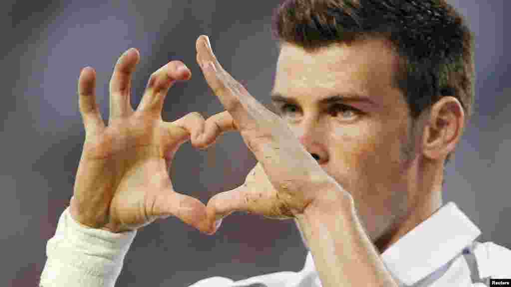 Gareth Bale Cette année, le Gallois joue avec le Real Madrid, il reste le deuxième joueur le mieux payé de son équipe derrière Cristiano Ronaldo. Il reçoit chaque année 24,5 millions d&#39;euros dont 14 millions d&#39;euros de salaire fixe.