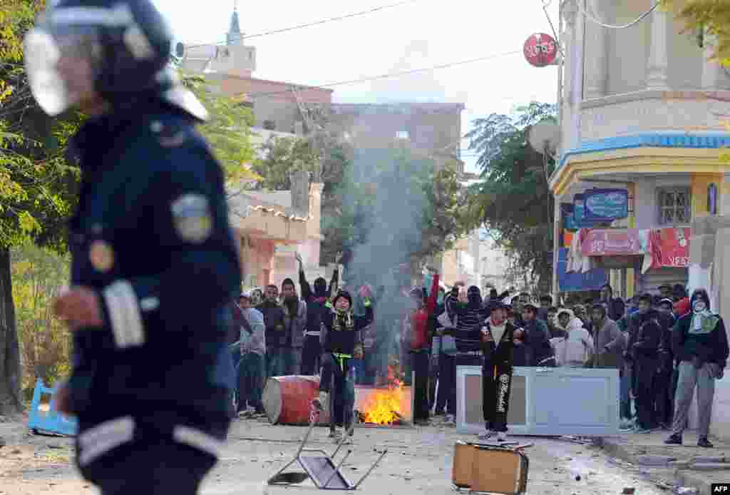 Demonstran Tunisia bentrok dengan polisi dalam aksi unjuk rasa menentang Partai Islamis Ennahda yang berkuasa di kota Siliana, sebelah barat daya ibukota Tunis.