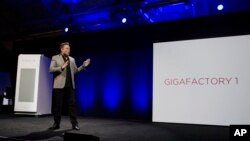 Elon Musk, patron de Tesla Motors, Inc., dévoilant le Powerpack à Hawthorne, en Californie (AP)