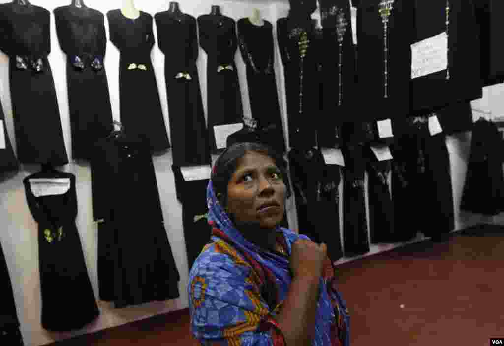 A woman looks at traditional dresses at a shop during Eid al-Fitr in Colombo, Sri Lanka, August 8, 2013.&nbsp;