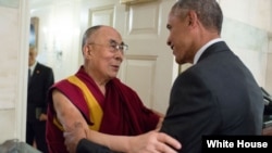 Presiden AS Barack Obama ketika menerima kunjungan Dalai Lama di Gedung Putih, 15 Juni 2016. (Foto: dok). 