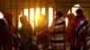 Migrantes venezolanos, algunos expulsados de EEUU a México bajo el Título 42 y otros que aún no han cruzado tras las nuevas políticas migratorias, hacen fila afuera del Instituto Nacional de Migración (INM) para tramitar un permiso de permanencia en México por 180 días, en Ciudad Juárez, México, el 24 de octubre de 2022. REUTERS/José Luis González&nbsp;