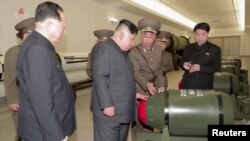 Sjevernokorejski lider Kim Jong Un obilazi postrojenje sa nuklearnim oružjem na nepoznatoj lokaciji u Sjevernoj Koreji 27. marta 2023. Foto: Korejska centralna novinska agencija (KCNA) 
