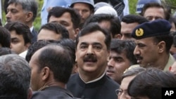 26 اپریل کو توہین عدالت کا مرتکب قرار دیے جانے کے بعد وزیر اعظم یوسف رضا گیلانی سپریم کورٹ کی عمارت سے باہر نکلتے ہوئے۔