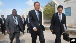 Le Secrétaire général de l'ONU Ban Ki-moon, au centre, lors d'une visite à Mogadiscio, en Somalie,29 octobre 2014.