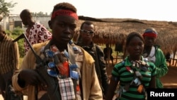 Photo d’archives - Un enfant soldat Anti-Balaka dans le district de Ouengo, 7ème arrondissement de Bangui, en République centrafricaine, 12 jan. 2014.