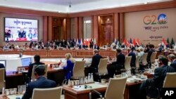 Perdana Menteri India Narendra Modi muncul di layar saat menghadiri "Sesi II: Satu Keluarga" pada KTT G20 di New Delhi, India, 9 September 2023. (Foto: AP/Evelyn Hockstein/Pool)