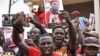 Les partisans du Bobi Wine devant les studios d'enregistrement de Kyagulanyi dans la banlieue de Kamwokya, à Kampala, le 27 août 2018.